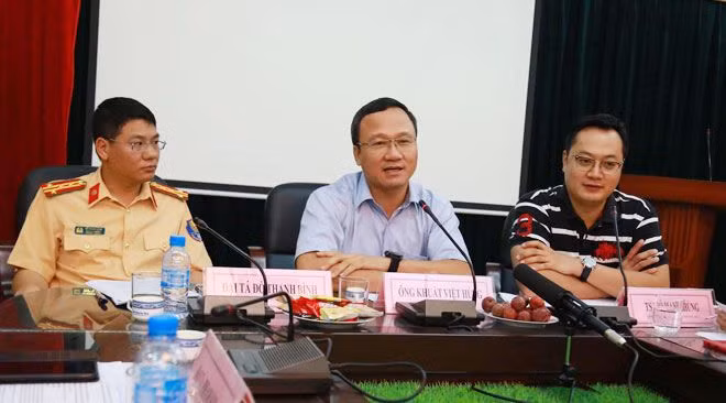 Ba vị khách mời giao lưu với độc giả.