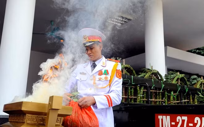 Đội tiêu binh chăm sóc linh xa.
