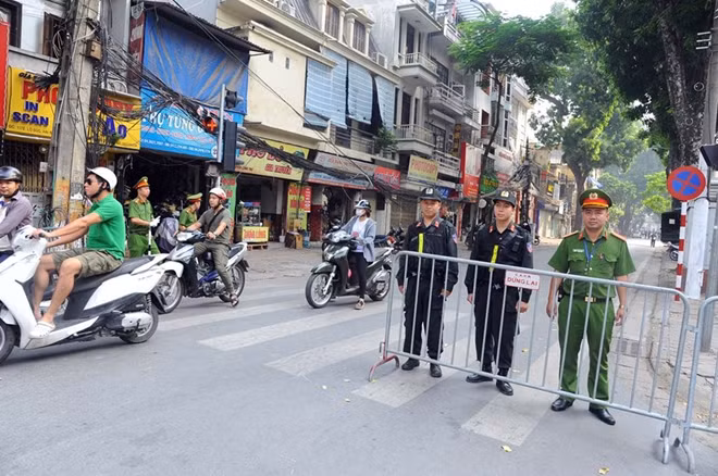 Công an cắm chốt tại những tuyến đường đoàn xe đi qua.