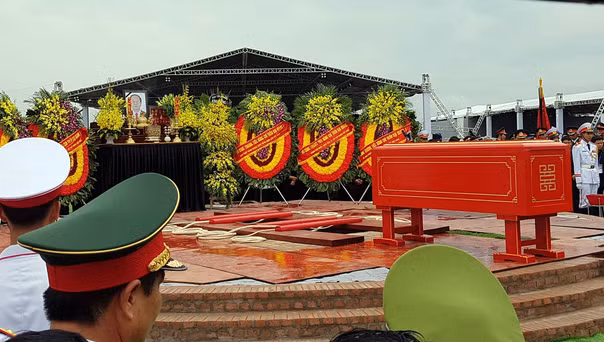 Linh cữu Chủ tịch nước được đưa tới sát khu huyệt mộ