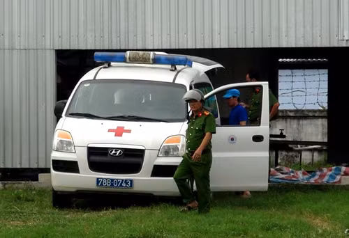 Cảnh sát có mặt đưa các thi thể khỏi hầm nước mắm. Ảnh: VNE Cảnh sát có mặt đưa các thi thể khỏi hầm nước mắm. Ảnh: VNE