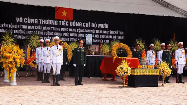 Đội tiêu binh đứng nghiêm trang bên cạnh linh cữu cố Tổng bí thư. Ảnh: Ngọc Thành VNE