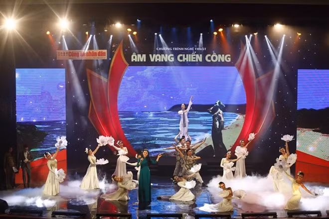 Nghệ sĩ ưu tú Phương Thảo lại dìu khán giả về miền ký ức, mê đắm giữa mùa hoa lê ki ma của miền đất đỏ, quê hương của người nữ Anh hùng Võ Thị Sáu.