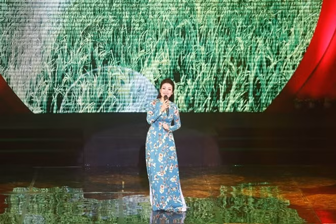 Ca sĩ Tân Nhàn với ca khúc Tình đất.