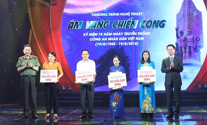 Bộ trưởng Tô Lâm đã trực tiếp trao cho đại diện gia đình 4 liệt sĩ.