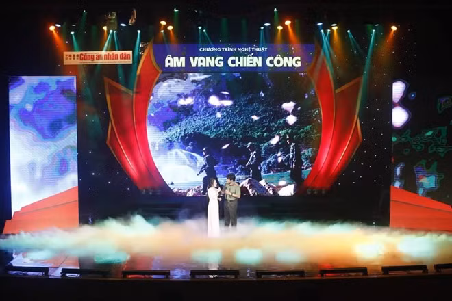 Nghệ sĩ ưu tú Quốc Hưng và ca sĩ Lan Anh với ca khúc “Chiều biên giới”