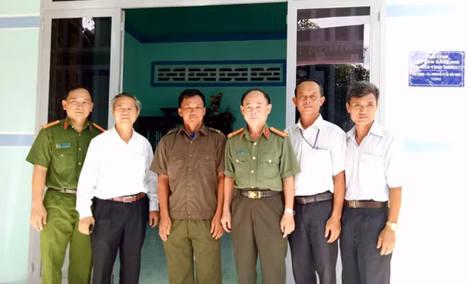 Đoàn công tác Báo CAND do Đại tá Trần Kim Thẩm, Phó Tổng Biên tập Báo CAND làm trưởng đoàn đã cùng với đại diện công an tỉnh Tây Ninh và Công ty TNHH Đầu tư và thương mại VLXD Hải Nam (đơn vị tài trợ) và gia đình anh Nguyễn Mạnh Hà, Công an viên ấp Bến Cầu, xã Biên Giới, huyện Châu Thành.