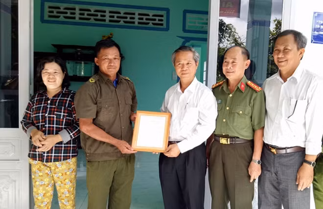 Đoàn công tác Báo CAND do Đại tá Trần Kim Thẩm, Phó Tổng Biên tập Báo CAND, đại diện Công an tỉnh Tây Ninh và Công ty TNHH Đầu tư và thương mại VLXD Hải Nam (đơn vị tài trợ) trao quyết định tặng nhà tình nghĩa cho gia đình anh Nguyễn Mạnh Hà, Công an viên ấp Bến Cầu, xã Biên Giới, huyện Châu Thành.