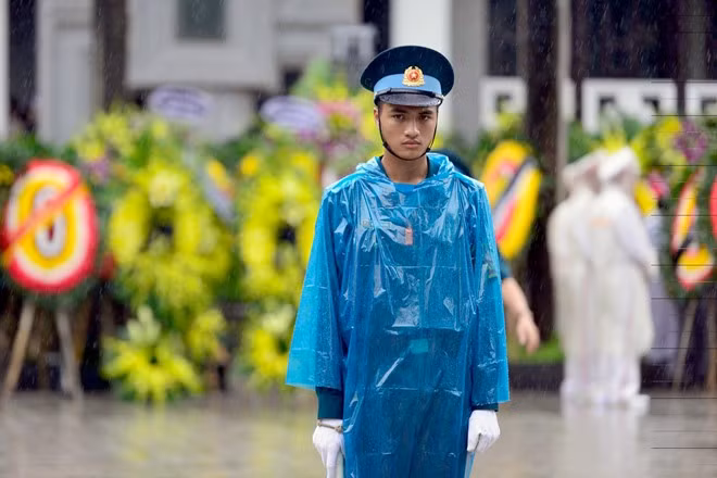Những chiến sĩ đội mưa làm nhiệm vụ. (Ảnh Mạnh Thắng)