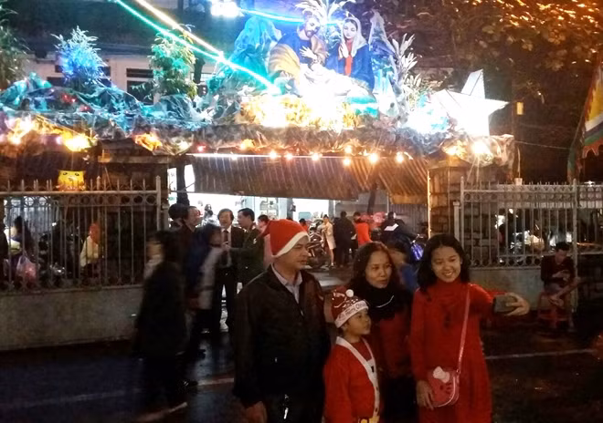 Một gia đình đón Noel trên đường phố ở Huế.