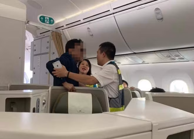 Nhân viên hàng không yêu cầu nam hành khách ra khỏi máy bay