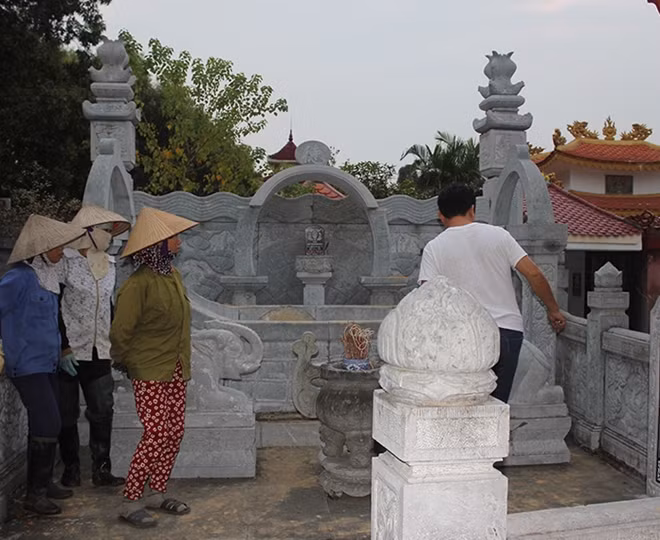 Khu mộ bị đào trộm