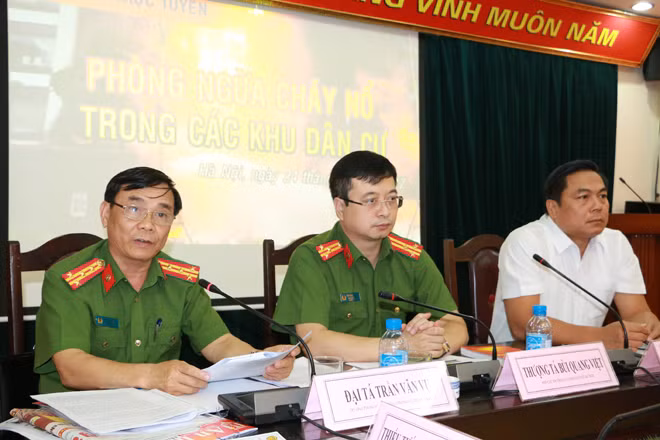 Các vị khách mời trả lời câu hỏi tại buổi tọa đàm.