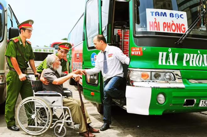 Tận tụy. Tác giả: Phùng Trọng Tuệ (Hải Dương).