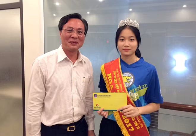 BTC trao giải hoa khôi bóng bàn cho VĐV Nguyễn Thị Tú Uyên (HN T&T).