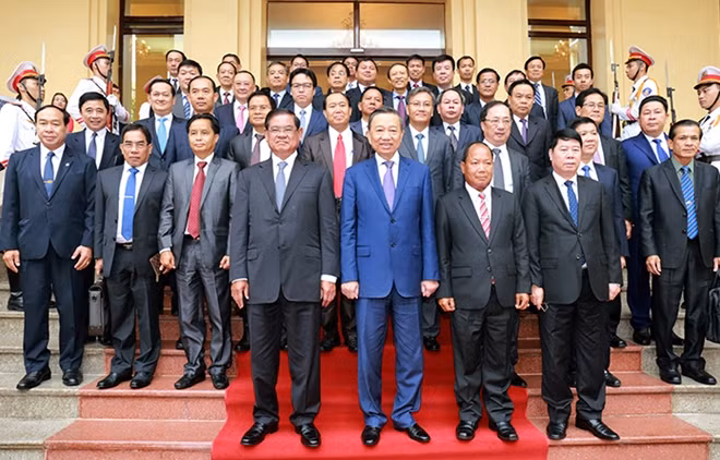 Bộ trưởng Tô Lâm, ngài Sar Kheng, ngài Somkeo Silavon và các đại biểu.