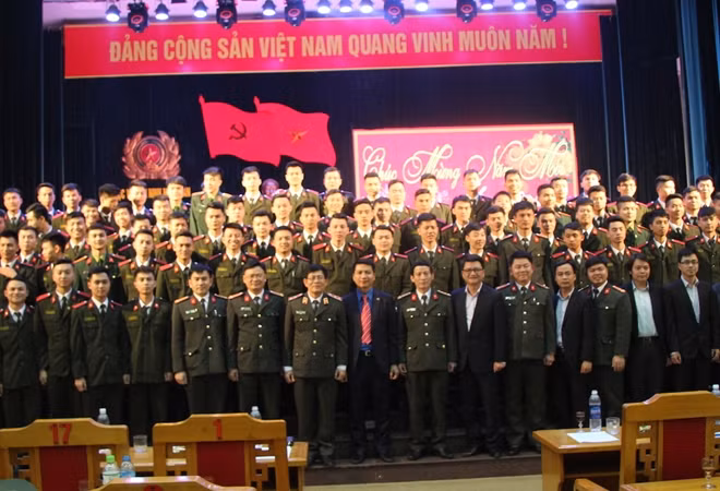 Các đại biểu chụp ảnh lưu niệm. Các đại biểu chụp ảnh lưu niệm.