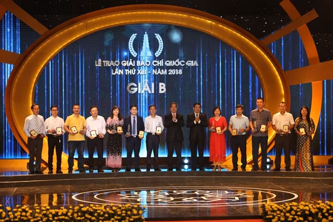 Ban tổ chức trao giải B cho các tác giả đoạt giải.