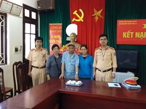 Gia đình đến Đội CSGT số 12 đón cụ Phan Huy Chi về nhà