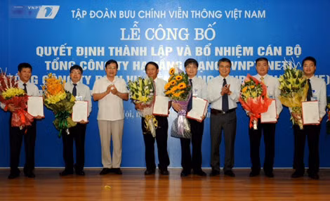 Bộ trưởng Bộ Thông tin - Truyền thông Nguyễn Bắc Son trao quyết định thành lập và bổ nhiệm lãnh đạo tại 3 Tổng công ty của VNPT.