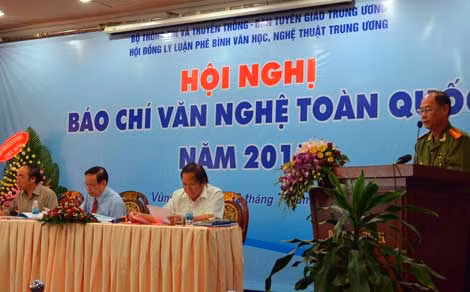 Đại tá Trần Kim Thẩm, Phó Tổng biên tập Báo Công an nhân dân trình bày tham luận tại hội nghị.