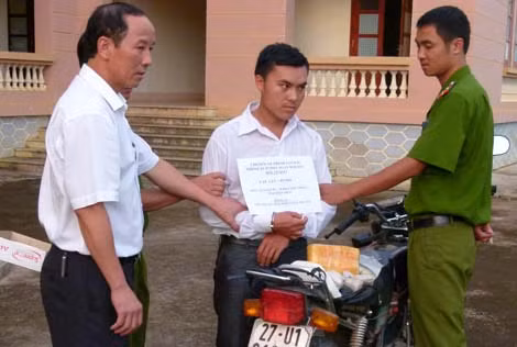 Bắt giữ đối tượng Lầu A Lử ở Sa Dung, huyện Điện Biên Đông (tỉnh Điện Biên) vận chuyển trái phép 2 bánh heroin.