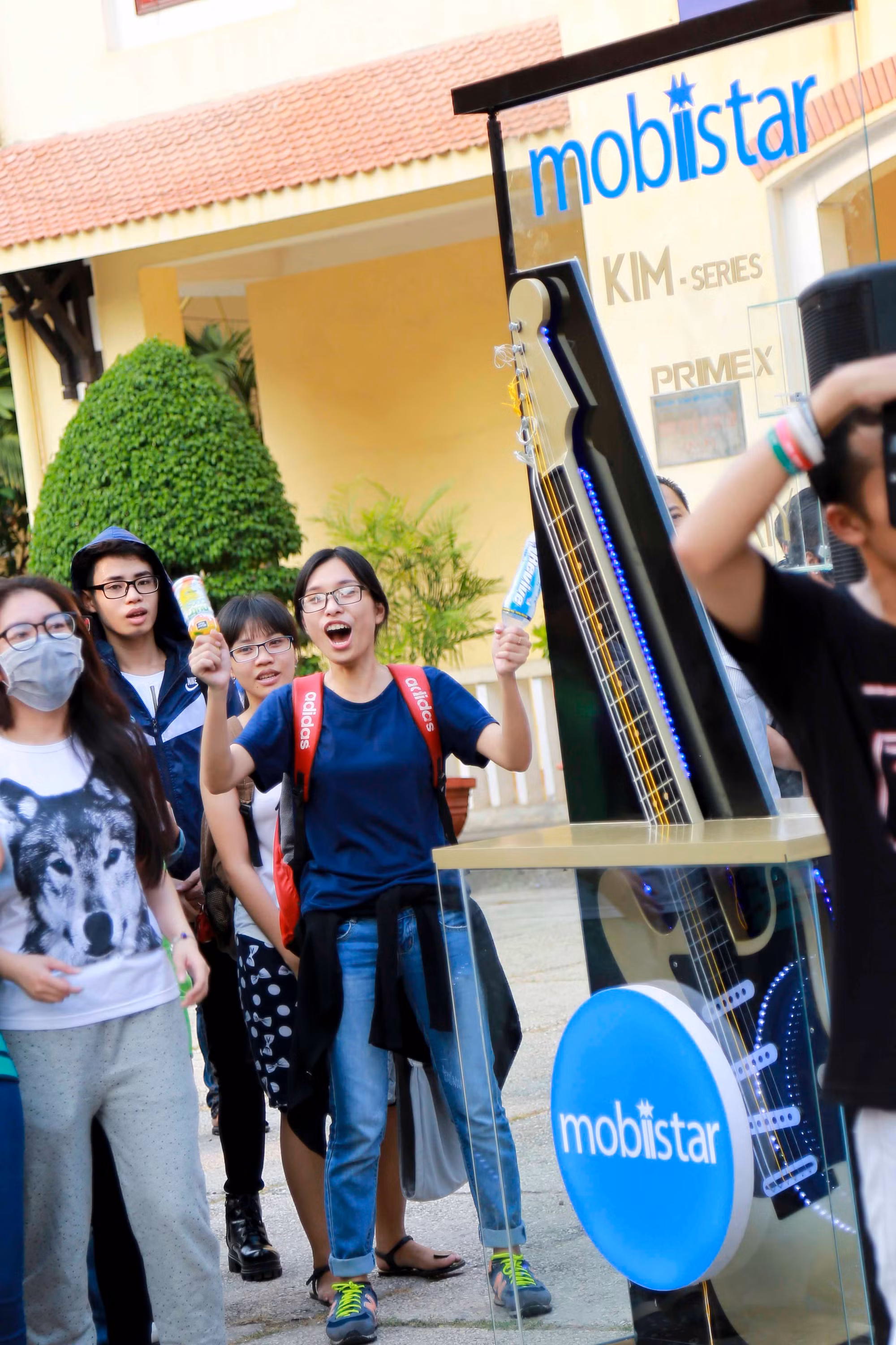 Mặc dù chương trình đã kết thúc, nhưng rất nhiều sinh viên còn nán lại để chụp hình và giao lưu với Phạm Anh Khoa. Rất nhiều bạn đã đặt mua vé để là một trong những khán giả của live concert “Phá” vào ngày 13.5 tại sân Hoa Lư.