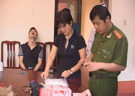 Đối tượng Lục Nghiệp Hoàng cùng tang vật tại cơ quan điều tra.