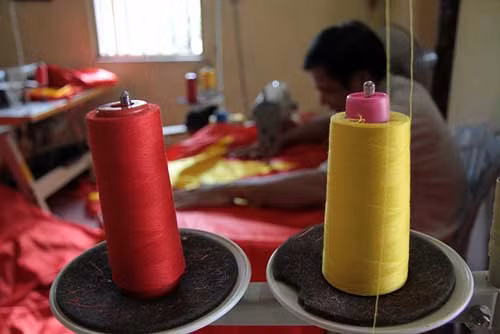 Chỉ vàng và đỏ là 2 loại chỉ không thể thiếu trong việc may cờ.