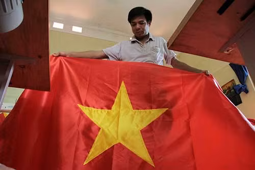 Lá cờ Tổ quốc sau khi hoàn thiện.