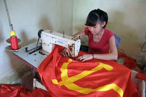Nhiều nhân lực làm tại nhà anh Phục còn đang đi học nhưng tay nghề đã chắc, được học từ nhỏ.