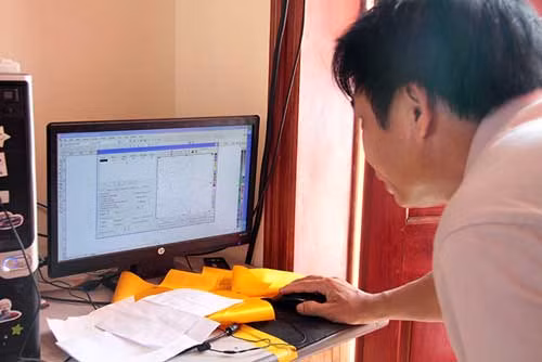 Để đạt được độ chính xác cao tuyệt đối, anh Phục phải tính toán và xử lý các thông số từ máy tính.