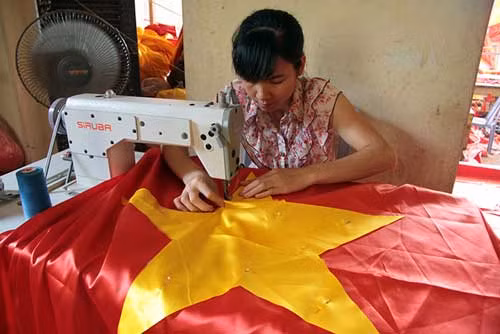 Chị Đào Thị Duyên vợ anh Phục là thợ may chính. Chị vừa làm vừa nhắc nhở công nhân phải luôn cẩn thận và may chính xác từng mũi kim.