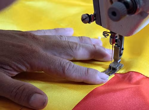 Luôn cẩn thận và chính xác từng mũi kim.