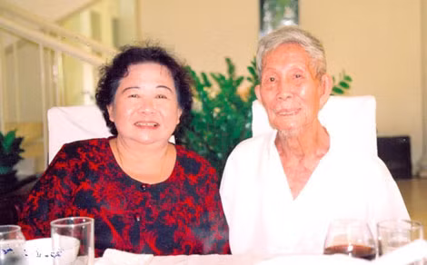 Bà Đỗ Nguyệt Hương cùng Giáo sư Trần Văn Giàu. Ảnh chụp ngày 30/5/2006 tại TP HCM.