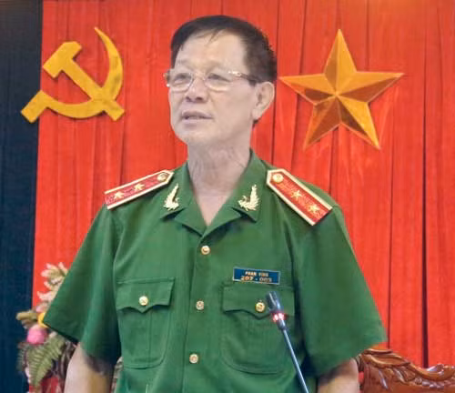 Trung tướng Phan Văn Vĩnh: “Chiến công là của tập thể, tôi chỉ có một phần nhỏ trong đó” . Trung tướng Phan Văn Vĩnh: “Chiến công là của tập thể, tôi chỉ có một phần nhỏ trong đó” .