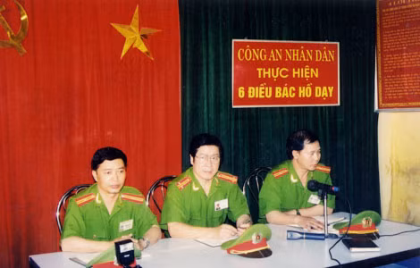 Nghệ sỹ Hữu Độ (giữa) vai Giám đốc Công an trong phim ''Thức tỉnh''.