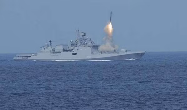 Tàu khu trục INS Kochi đang phóng bắn tên lửa BrahMos.