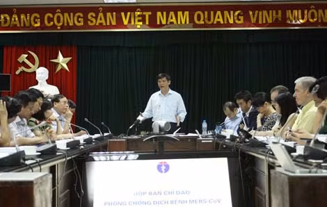 Thứ trưởng Bộ Y tế Nguyễn Thanh Long họp với Ban Chỉ đạo phòng, chống dịch để bàn biện pháp ngăn chặn dịch MERS-CoV vào Việt Nam