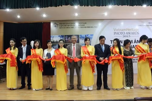Các đại biểu cắt băng khai mạc.