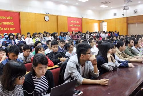 Đông đảo sinh viên tham dự buổi triển lãm.