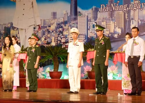 Đại úy Trần Thanh Tịnh (người thứ 3 từ phải sang) tại Lễ tuyên dương khen thưởng các điển hình tiên tiến trong “Học tập và làm theo tấm gương đạo đức Hồ Chí Minh”.