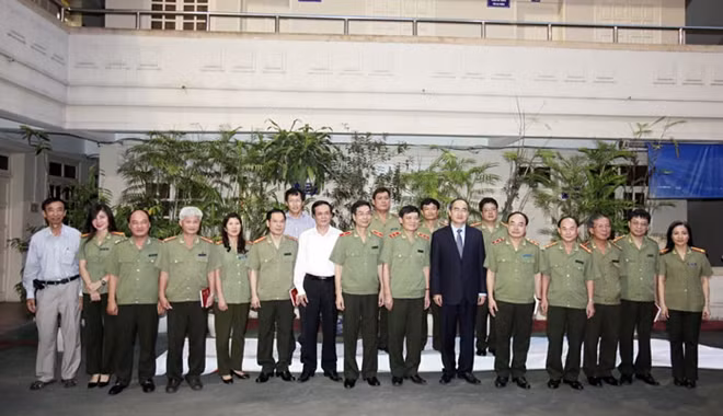 Chủ tịch UBTW MTTQ Việt Nam Nguyễn Thiện Nhân, Thứ trưởng Bùi Quang Bền và các đại biểu.