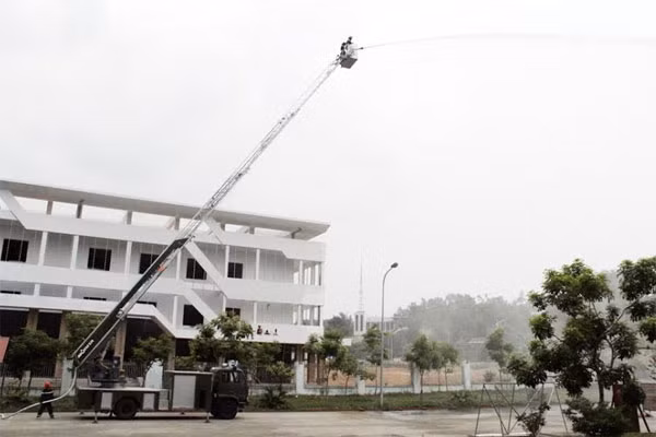 Thực hiện công tác chữa cháy nhà cao tầng bằng xe chuyên dụng. Thực hiện công tác chữa cháy nhà cao tầng bằng xe chuyên dụng.