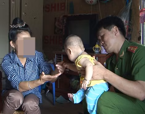 Lò Thị T. chơi đùa cùng con trai.