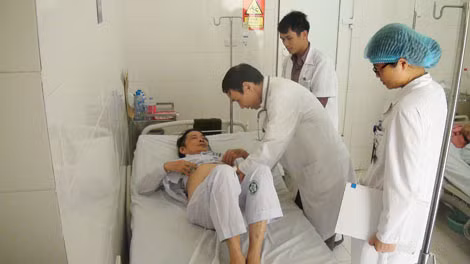 GS. TS Mai Trọng Khoa kiểm tra bệnh cho bệnh nhân ung thư được điều trị bằng cấy hạt phóng xạ. GS. TS Mai Trọng Khoa kiểm tra bệnh cho bệnh nhân ung thư được điều trị bằng cấy hạt phóng xạ.