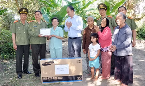 Trung tướng Lê Ngọc Nam cùng đại diện Báo CAND, Truyền hình ANTV trao tặng tiền và tivi cho nghệ nhân dân gian ưu tú Nguyễn Thị Đức.