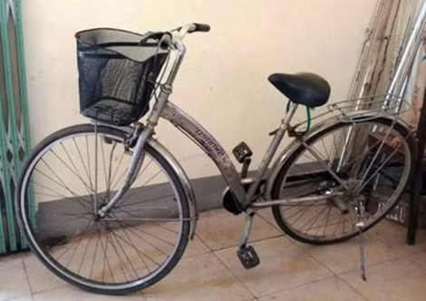 Chiếc xe đạp nạn nhân bỏ lại hiện trường.