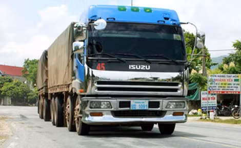 Các cơ quan chức năng đang loay hoay với việc xử lý xe tải hết "đát" biển Lào có xuất xứ từ Việt Nam.
