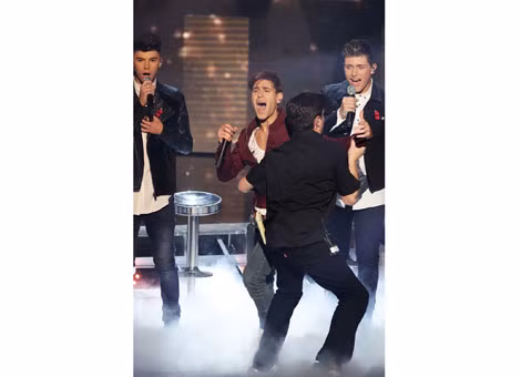 Simon Brodkin bị lôi khỏi sân khấu X-Factor.